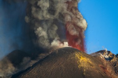 Etna Dağı Erüpsiyonu ve lav akışı