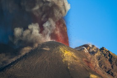 Etna Dağı Erüpsiyonu ve lav akışı