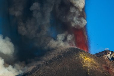 Etna Dağı Erüpsiyonu ve lav akışı