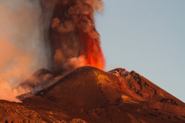 Etna Dağı Erüpsiyonu ve lav akışı
