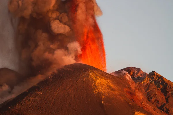 エトナ山噴火と溶岩流 — ストック写真