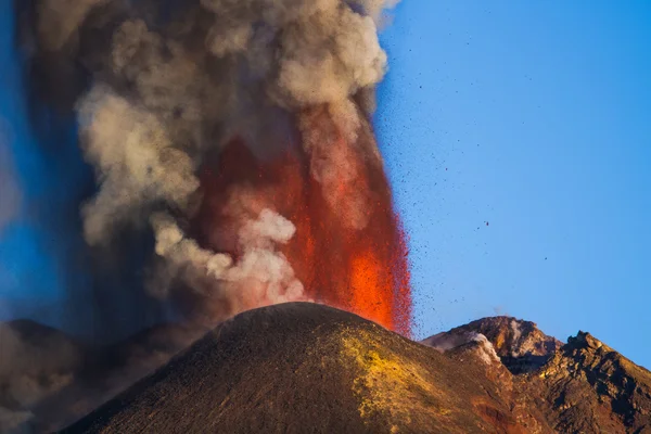 Monte Etna Erupción y flujo de lava — Foto de Stock