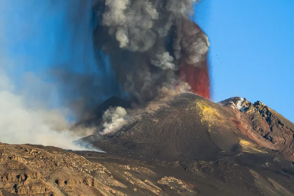 Monte Etna Erupción y flujo de lava —  Fotos de Stock