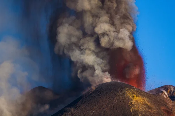 Etnas utbrott och lava flöde — Stockfoto