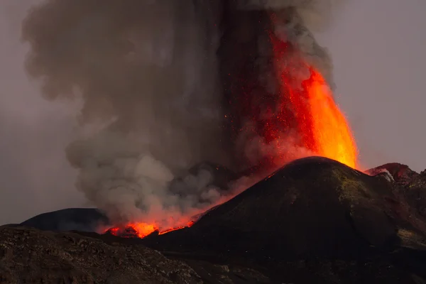 Etna Dağı Erüpsiyonu ve lav akışı — Stok fotoğraf