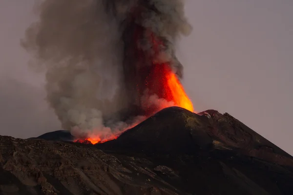 埃特纳火山喷发，熔岩流 — 图库照片