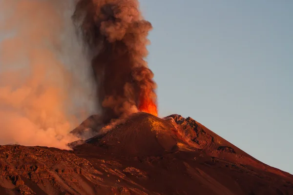 Monte Etna Erupción y flujo de lava — Foto de Stock