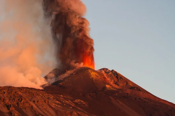 Monte Etna Erupción y flujo de lava — Foto de Stock