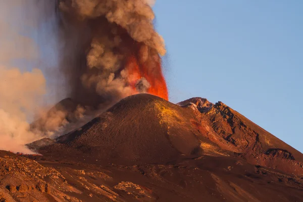 Etna Dağı Erüpsiyonu ve lav akışı