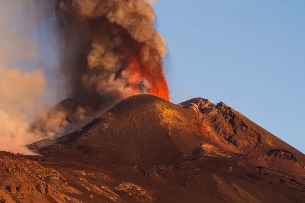 Uitbarsting van de Etna en lavastroom — Stockfoto