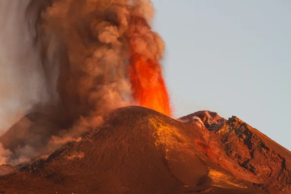 Etnas utbrott och lava flöde — Stockfoto
