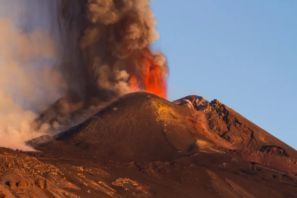 Etna Dağı Erüpsiyonu ve lav akışı