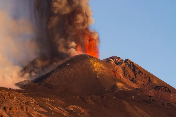 Uitbarsting van de Etna en lavastroom — Stockfoto