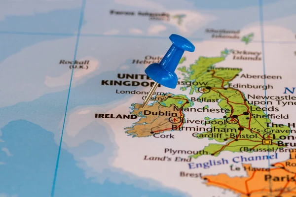 立ち往生している青いプッシュピンとアイルランドの地図 — ストック写真