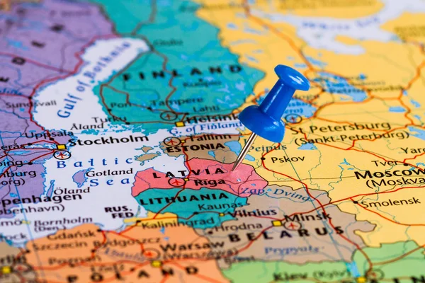 立ち往生している青いプッシュピン ラトビアの地図 — ストック写真