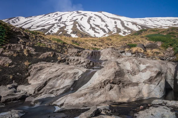 Torrente che scorre lava sul vulcano Etna — Foto Stock