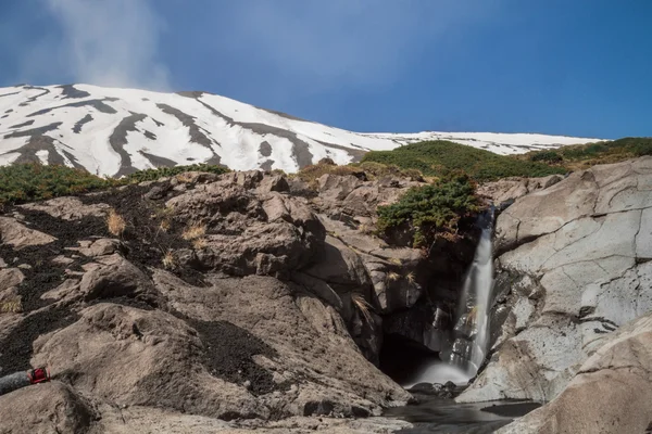 Fluxo de lava fluindo no vulcão Etna — Fotografia de Stock