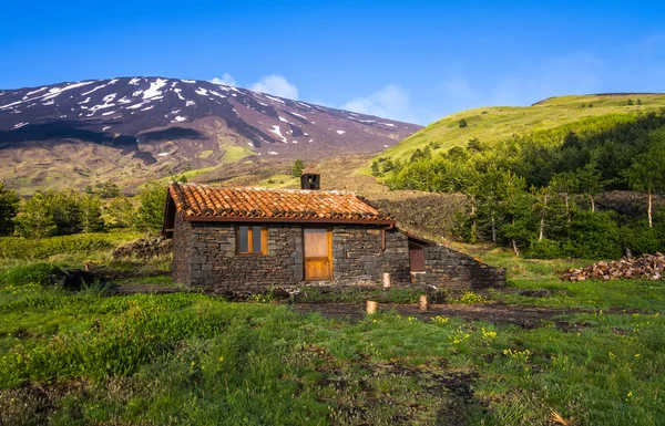 Fristad i bergen - vulkanen Etna — Stockfoto
