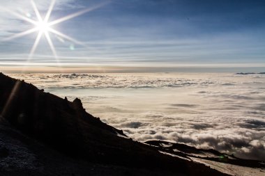 Gün batımında Etna volkanın Zirvesi kraterler
