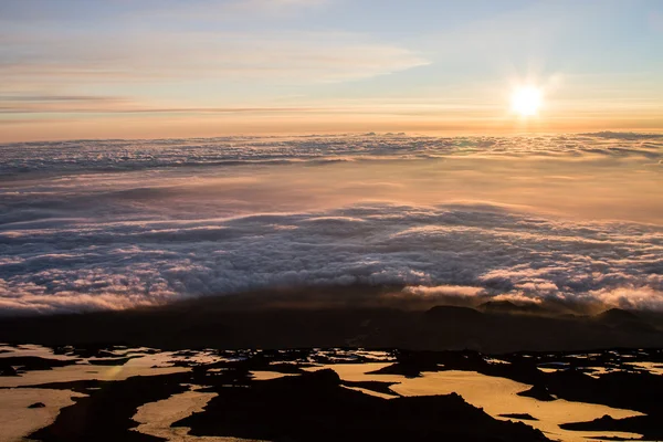 As crateras do cume do vulcão Etna ao pôr do sol — Fotografia de Stock