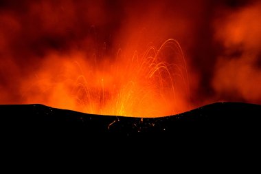 Volkan Erüpsiyonu. Etna Dağı krater Voragine patlayan