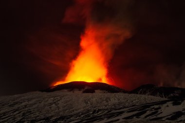 Volkan Erüpsiyonu. Etna Dağı krater Voragine patlayan