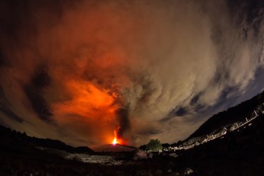 Volkan Erüpsiyonu. Etna Dağı krater Voragine patlayan