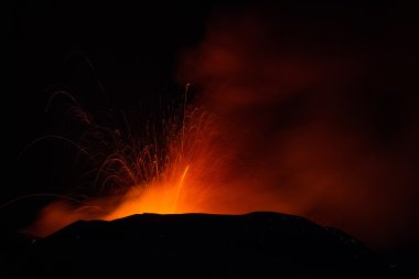 Volkan Erüpsiyonu. Etna Dağı krater Voragine patlayan