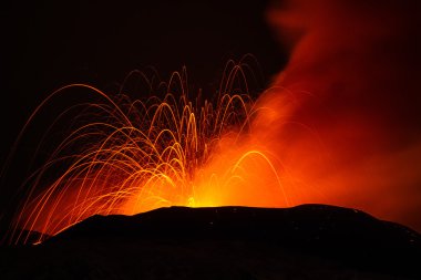 Volkan Erüpsiyonu. Etna Dağı krater Voragine patlayan