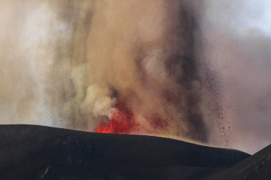 Volkan Erüpsiyonu. Etna Dağı krater Voragine patlayan