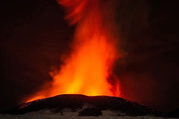 Erupción del volcán. Monte Etna en erupción desde el cráter Voragine —  Fotos de Stock