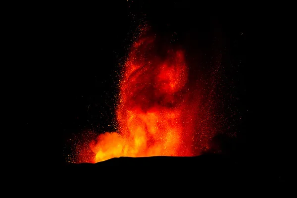 Erupción del volcán. Monte Etna en erupción desde el cráter Voragine — Foto de Stock