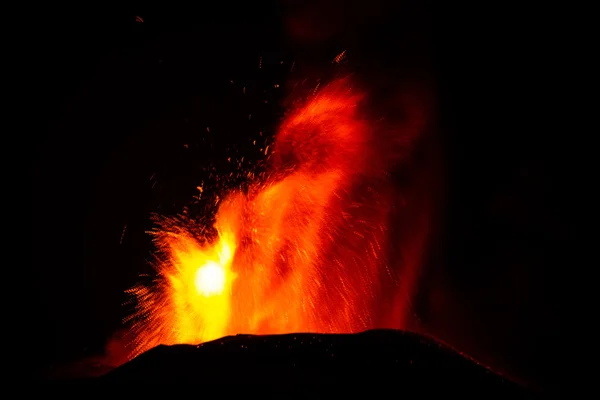 Volcano eruption. Mount Etna erupting from the crater Voragine — Stock Photo, Image