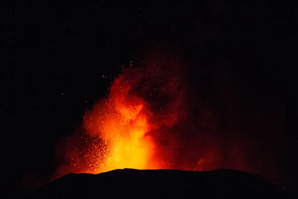 Erupción del volcán. Monte Etna en erupción desde el cráter Voragine —  Fotos de Stock