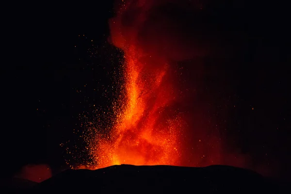 Volcano eruption. Mount Etna erupting from the crater Voragine — Stock Photo, Image