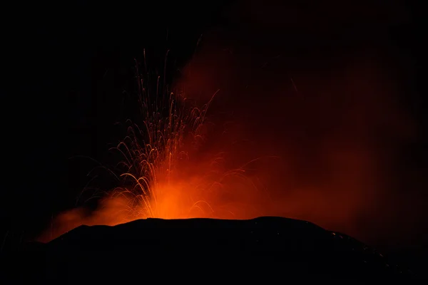 Wybuch wulkanu. Wydobywające się z Voragine krater Etny — Zdjęcie stockowe