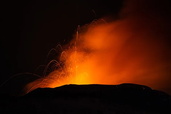 Volcano eruption. Mount Etna erupting from the crater Voragine — Stock Photo, Image