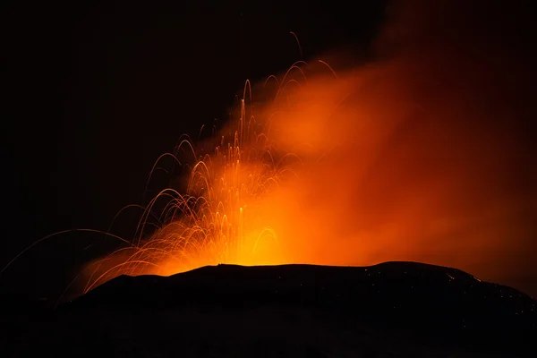 Erupce sopky. Mount Etna erupce z kráteru Voragine — Stock fotografie