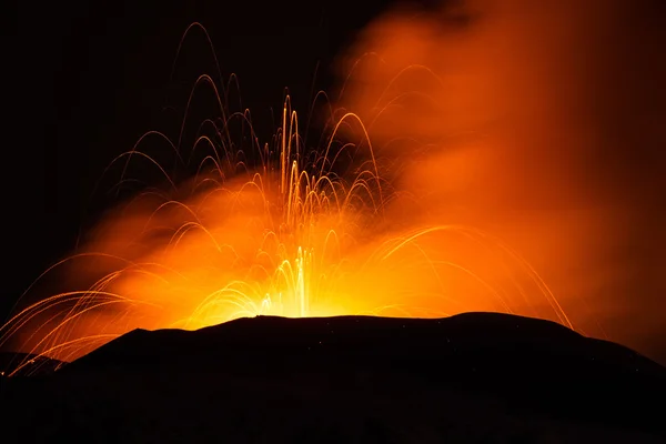 Извержение вулкана. Гора Этна, извергающаяся из кратера Ворагин — стоковое фото