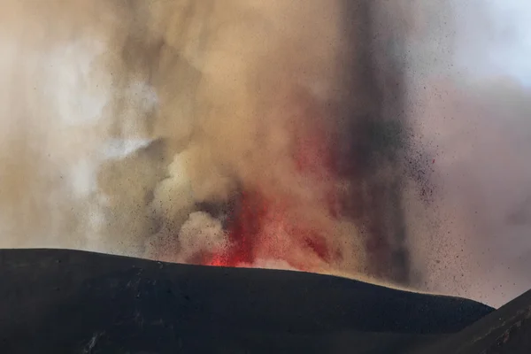 Volcano eruption. Mount Etna erupting from the crater Voragine — Stock Photo, Image