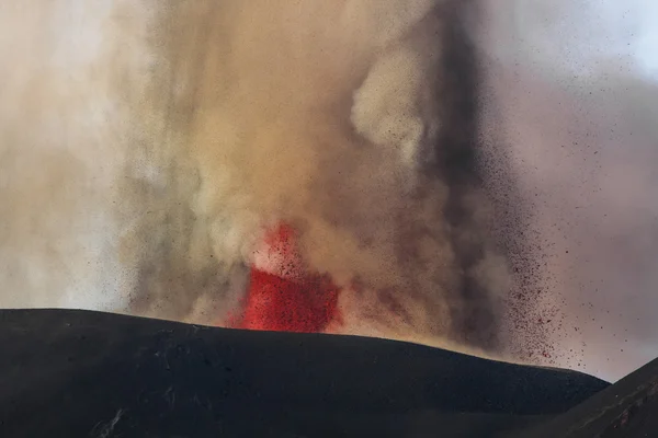 Erupção vulcânica. Monte Etna em erupção da cratera Voragine — Fotografia de Stock