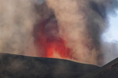 Volkan Erüpsiyonu. Etna Dağı krater Voragine patlayan