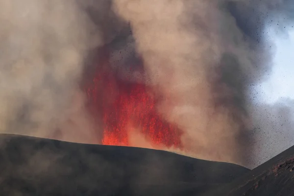 Erupción del volcán. Monte Etna en erupción desde el cráter Voragine — Foto de Stock