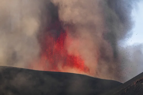 Erupción del volcán. Monte Etna en erupción desde el cráter Voragine —  Fotos de Stock