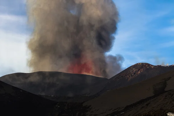 Vulkán kitörés. Mount Etna a Voragine kráter kitörő — Stock Fotó