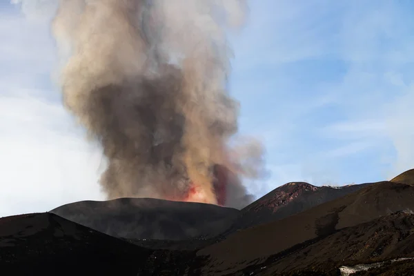 Извержение вулкана. Гора Этна, извергающаяся из кратера Ворагин — стоковое фото