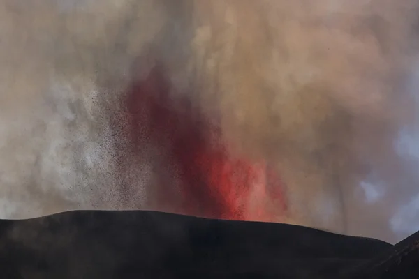 Vulkanudbrud. Etna-bjerget bryder ud fra krateret Voragine - Stock-foto