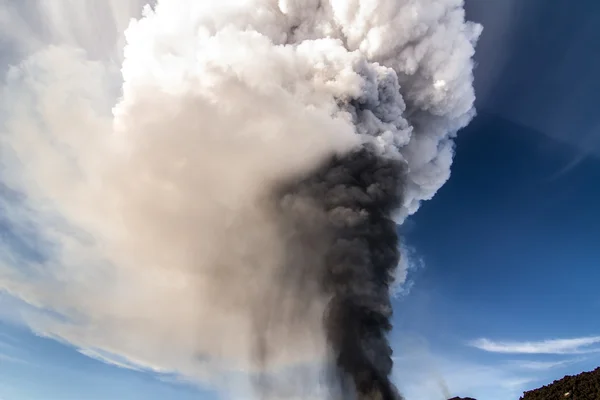 Volkan Erüpsiyonu. Etna Dağı krater Voragine patlayan — Stok fotoğraf