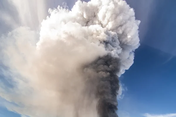 Vulkaanuitbarsting. Mount Etna erupties van de krater Voragine — Stockfoto