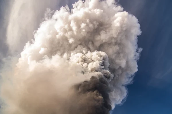 Vulkaanuitbarsting. Mount Etna erupties van de krater Voragine — Stockfoto